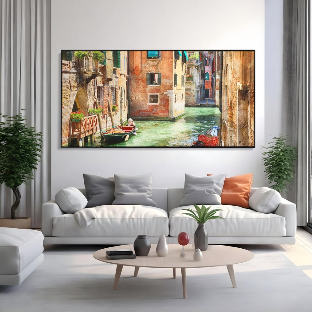 Tablou canvas cu tablou canvas cu peisaj din venetia, in rama de aluminiu negru, pe perete intr-un living